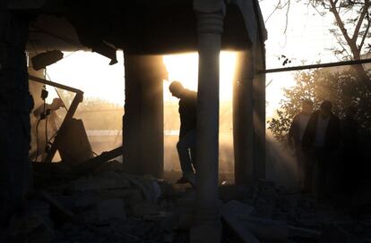 Los palestinos inspeccionan la casa de un hombre sospechoso de asesinar a un rabino israelí en enero de 2018, después de que fuera demolido por las fuerzas israelíes, en la ciudad cisjordana de Jenin.