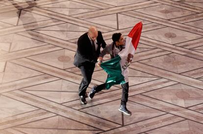 Un hombre con la bandera mexicana es llevado por miembros de seguridad después de intentar subir al escenario con los ganadores del Premio Nobel de la Paz, Malala Yousafzai de Pakistán y Kailash Satyarthi de la India, durante la ceremonia de entrega de estos galardones.