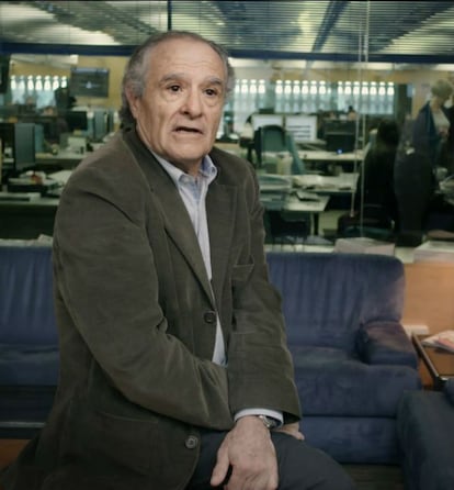Eduardo San Martín <p><b>1981- Redactor Jefe (34 años) </p></b> <p><b>2016- Jubilado</p></b> <p>Media redacción se enteró por la radio de Eduardo San Martín de que había tiros en el Congreso. Los que estaban en la redacción aquella tarde lo recuerdan así, todos arremolinados alrededor del transistor de la mesa de San Martín. Como redactor jefe tuvo la oportunidad de asistir a las reuniones que marcaron el rumbo que tomó la noche en el periódico. “El director convocó a los representantes sindicales y de la empresa porque de lo que se trataba era de dar una respuesta institucional, no la respuesta de unos periodistas que se habían vuelto locos y habían decidido salir a la calle para luchar contra señores armados con fusil con un periódico”, dice en el documental. </p> <p>Asistió además a una escena que luego se ha hecho célebre en el imaginario del periódico: la llamada de Juan Luis Cebrián a Pedro J. Ramírez. Cebrián quería proponerle sacar una edición especial conjunta para que el impacto de la información fuera mayor. “El director de Diario 16 dijo que no, que ellos no estaban en disposición de salir porque no tenían suficientes medios y el director de nuestro periódico decía “hombre, no me cuentes eso, que acabas de sacar hace un mes una edición especial cuando la dimisión de Suarez y la sacaste en dos horas. El problema no es que no tengas medios, es que no tienes otra cosa”. </p>