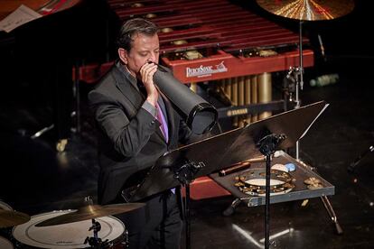 El bartono Isidro Anaya durante la interpretacin de 'Songs, Drones, and Refrains of Death' de George Crumb.