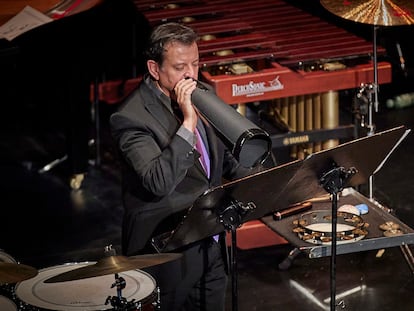 El barítono Isidro Anaya durante la interpretación de 'Songs, Drones, and Refrains of Death' de George Crumb.