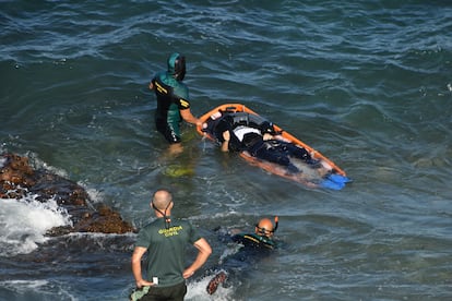 Los buzos del GEAS de la Guardia Civil recuperaban un cadáver en la playa de San Amaro, en la bahía norte de Ceuta, el pasado miércoles.