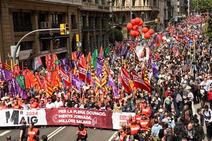 Miles de personas participan en la manifestación por el Día del Trabajador, este miércoles en Barcelona. 