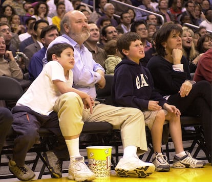 Rob y Michelle Reiner, con sus hijos Nick y Jake, en un partido de baloncesto en Los Ángeles en marzo de 2001.