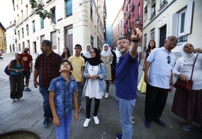 Juan Cortés, en el centro, explica a los refugiados los secretos de la plaza del Alamillo, que procede del tribunal árabe 'Al Amín'.