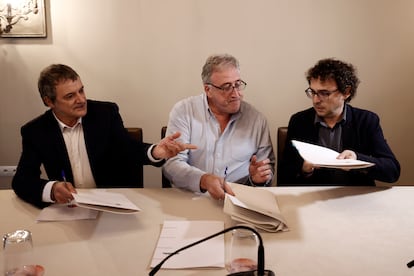 Mikel Armendariz (Geroa Bai), Joseba Asiron (EH Bildu) y Txema Mauleón (Contigo-Zurekin), el 21 de diciembre en la firma del programa de gobierno que sustentará la acción del futuro ejecutivo municipal de Pamplona tras la moción de censura.