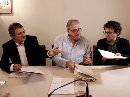 Mikel Armendariz (Geroa Bai), Joseba Asiron (EH Bildu) y Txema Mauleón (Contigo-Zurekin), el 21 de diciembre en la firma del programa de gobierno que sustentará la acción del futuro ejecutivo municipal de Pamplona tras la moción de censura.