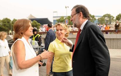 Botella (izquierda), junto a Aguirre y Rajoy esta mañana.