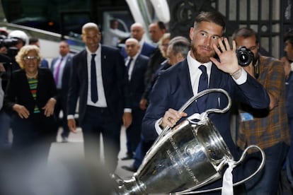 El capitán del Real Madrid Sergio Ramos sostienen el trofeo que acredita al equipo blanco a su llegada a la sede del ayuntamiento de Madrid. EFE/Sergio Barrenechea