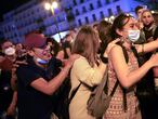 MADRID 09-05-2021. Cientos de personas celebran en la Puerta del Sol de Madrid el fin del estado de alarma. Foto: LUIS DE VEGA