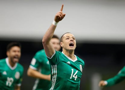 El futbolista mexicano Javier Hernández celebra un gol.