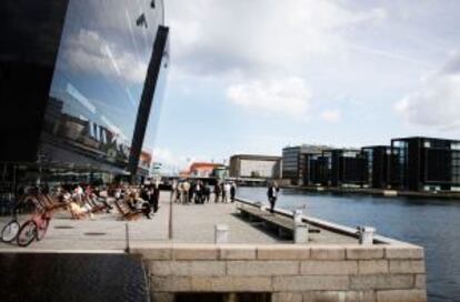 Terraza de Øjeblikket, cafetería de El Diamante Negro, edificio de la Biblioteca Real danesa, en Copenhague.