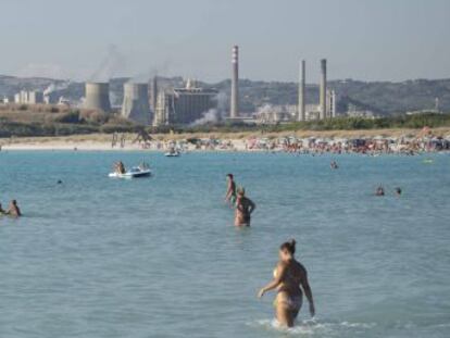 La zona costera de Rosignano Solvay, situada a 25 kilómetros de la ciudad italiana de Livorno, presenta un aspecto muy atractivo debido a los desechos químicos que vierte una fábrica cercana