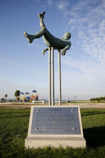 En 2014, frente al estadio donde la hizo por primera vez, en Talcahuano,se inauguró una estatua que inmortaliza a Unzaga realizando la famosa chilena. El campo de fútbol lleva ahora su nombre.