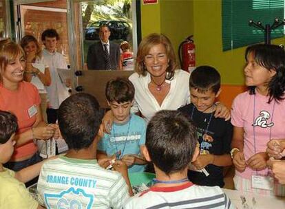 Ana Botella, durante su visita hoy a la Escuela de Verano de la Rosaleda.