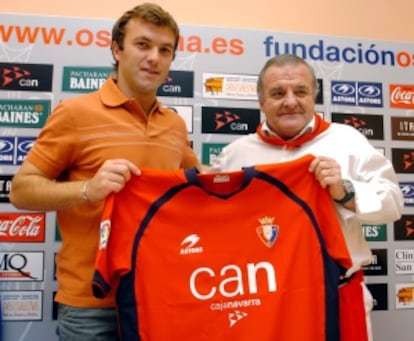 El presidente de Osasuna, Patxi Izco (der.), en la presentación de Daniel Romeo en 2005.