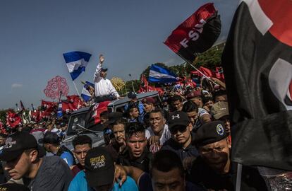 Daniel Ortega saluda a su llegada a la celebración del 39 aniversario de la revolución sandinista.