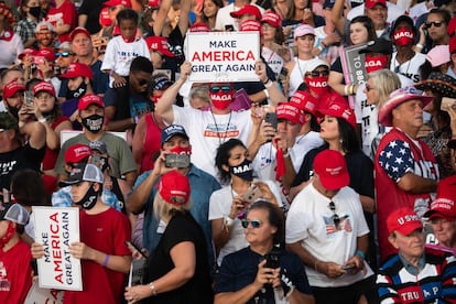 Según los analistas, no hay ninguna forma de que Trump gane la Casa Blanca si no gana Florida. En la imagen, partidarios del candidato Donald Trump siguen el discurso en el primer mitin tras su diagnóstico por covid.