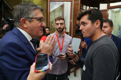 El socialista Patxi López con Vito Quiles en el Congreso. 