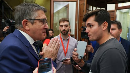 El portavoz parlamentario socialista, Patxi López, en un receso de la sesión de control al Gobierno del pleno del Congreso, con el periodista Vito Quiles, este miércoles.