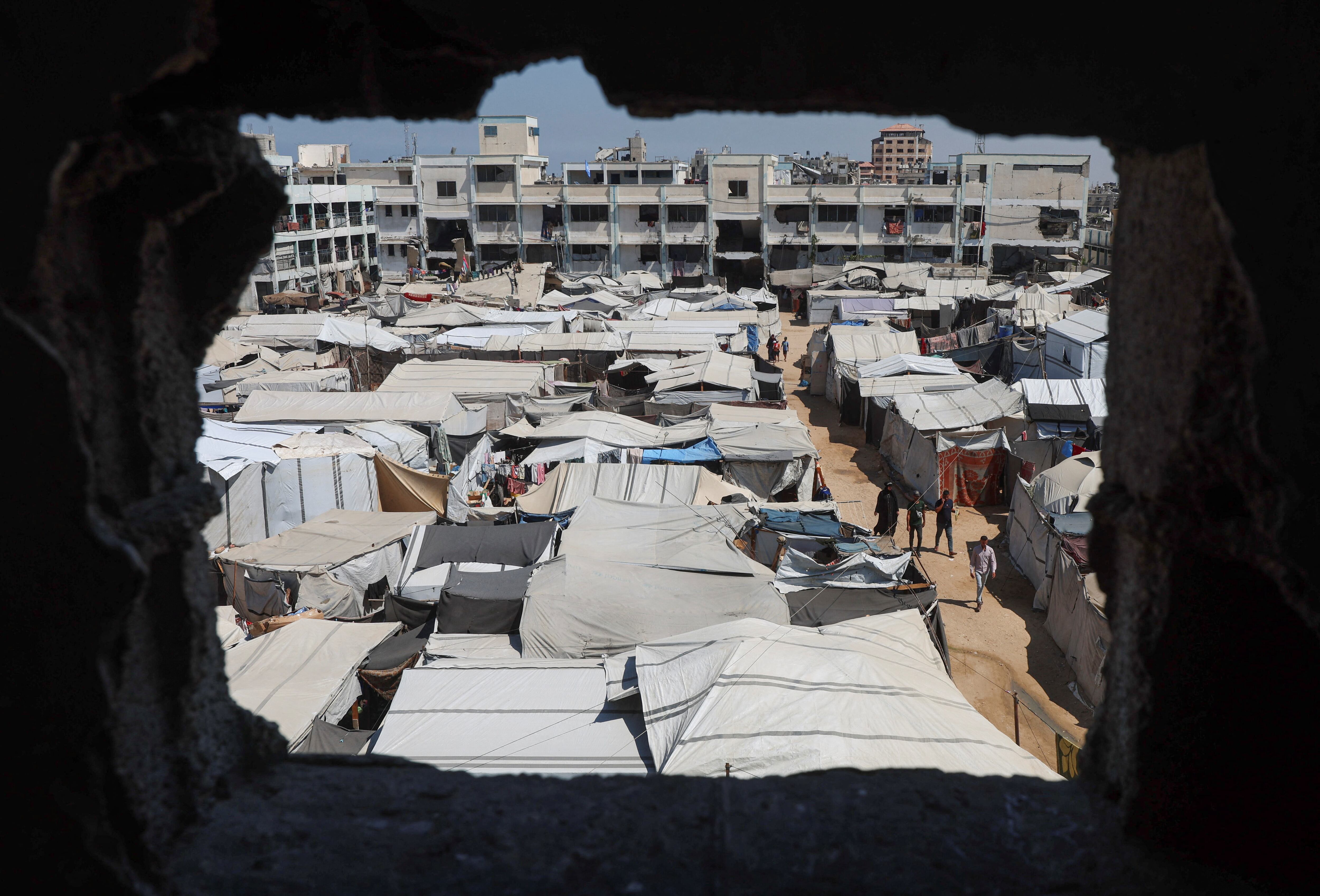 كيف 40% من سطح غزة ينجو: "هناك أشخاص في كل مكان"