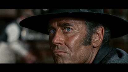 Solo un tipo con un humor tan negro como Sergio Leone podría pensar en Henry Fonda como el malo de la película, en este caso, del 'western' mayestático 'Hasta que llegó su hora'. Fonda compuso uno de los villanos más odiosos y perversos de la pantalla y a punto estuvo de hacernos olvidar que un día fue el héroe fordiano de 'Las uvas de la ira' y 'Pasión de los fuertes'.