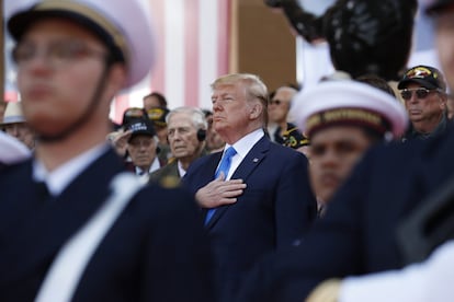 Donald Trump participa en los actos del aniversario del Día D en el cementerio norteamericano en Colleville-sur-Mer, Normandia.