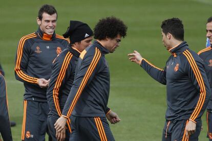 Bale, Pepe y Cristiano durante la sesión de entrenamiento previa al duelo de ida con el Dortmund de cuartos de final de la Champions.