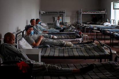 El pabellón hospitalario es nuevo y cuenta con aparato de rayos X, ecógrafo, consulta dental y psiquiátrica. Numerosos presos han sufrido amputaciones y aquí tratan sus heridas.