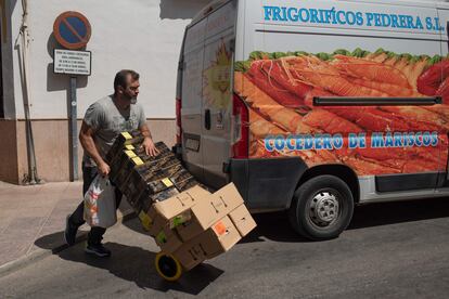 Un repartidor, este jueves en Ronda (Málaga). 