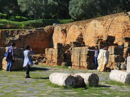 Visitantes entre las ruinas del yacimiento arqueol&oacute;gico de Chellah, en Rabat (Marruecos).