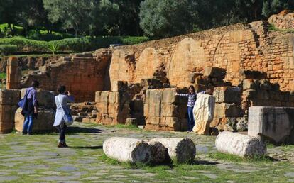 Visitantes entre las ruinas del yacimiento arqueológico de Chellah, en Rabat (Marruecos).