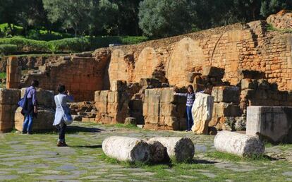 Visitantes entre las ruinas del yacimiento arqueol&oacute;gico de Chellah, en Rabat (Marruecos).