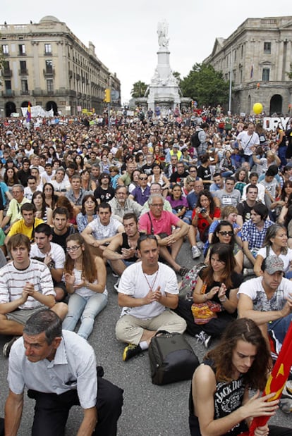 Los indignados llenaron ayer por la tarde el Pla de Palau de Barcelona tras una manifestación masiva y pacífica.