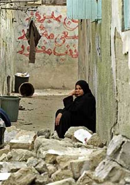 Una mujer palestina se sienta entre las ruinas de su casa en Rafah.
/ REUTERS