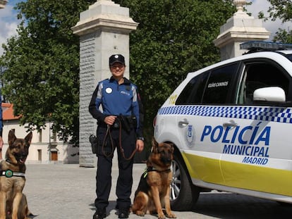 Agentes de la Sección Canina de la Policía Municipal con sus perros.