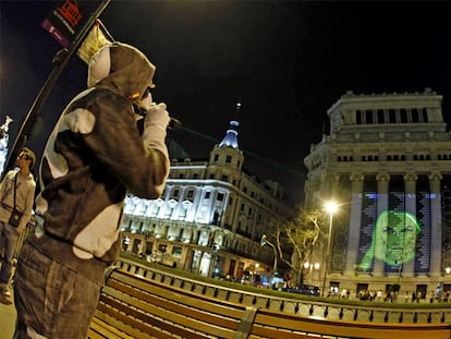 Iluminaciones <i>graffiteras </i>sobre el edificio del Instituto Cervantes, en la calle de Alcalá.