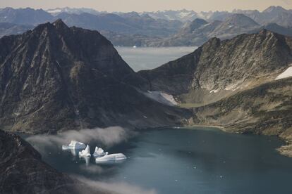 Mientras los glaciares de Groenlandia se han derretido este verano a la mayor velocidad registrada desde 2012, el presidente estadounidense, escéptico ante los efectos del cambio climático, Donald Trump, ha hecho a Dinamarca una oferta que considera "estratégicamente interesante" para comprar esta provincia autónoma del país. En la imagen, icebergs de la isla fotografiados desde la ventana de un avión que transportaba científicos de la NASA, el 14 de agosto de 2019.