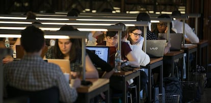 Estudiants a la biblioteca de la UB. 