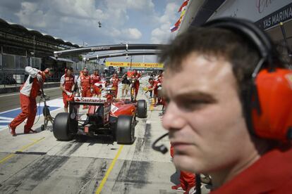 Fernando Alonso entra en boxes.