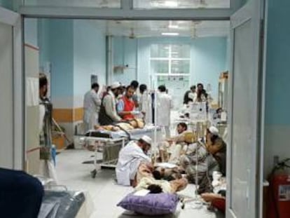 Profesionales de MSF tratan a v&iacute;ctimas afganas de un ataque talib&aacute;n en el hospital de Kunduz afectado por el bombardeo