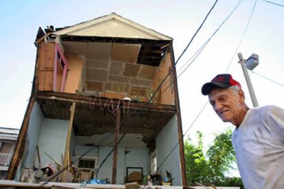 Victor Ferrugio, de 83 años, frente a lo que quedó de su vivienda en Nueva Orleans tras el paso del huracán Katrina.