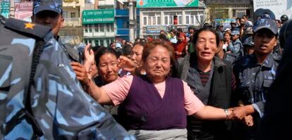 La polic&iacute;a arresta a manifestantes pac&iacute;ficos en Maitighar Mandala, en Katmand&uacute;, 24 de marzo de 2008, que ped&iacute;an el fin de la crisis en el T&iacute;bet.