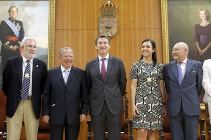 De izquierda a derecha, el vicepresidente del Parlamento, Miguel Santalices, el nuevo conselleiro del Consello de Contas, Dositeo Rodríguez, el presidente de la Xunta, Alberto Núñez Feijóo, la presidenta del Parlamento de Galicia, Pilar Rojo, y el presidente del Consello de Contas de Galicia, Luciano Fariña