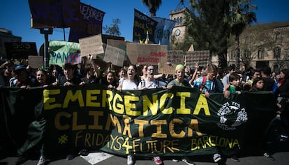 Estudiantes se manifiestan frente a la sede central de la Universitat de Barcelona contra la emergencia climática