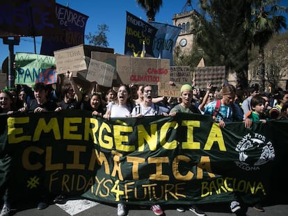 Estudiants es manifesten contra l'emergència climàtica el març passat.