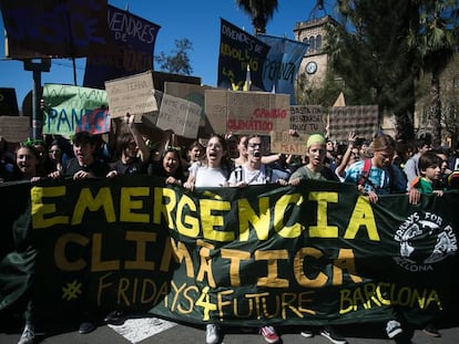 Estudiantes se manifiestan frente a la sede central de la Universitat de Barcelona contra la emergencia climática