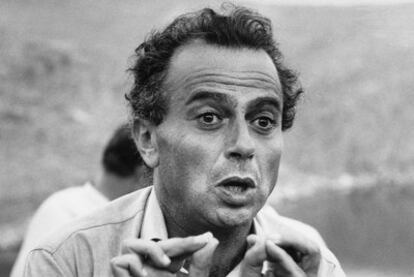 El director Michael Cacoyannis hace indicaciones en un rodaje, en 1966.