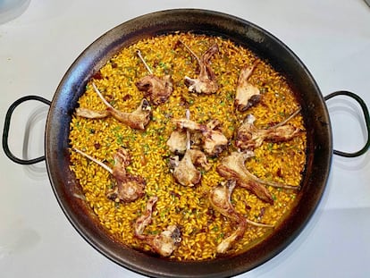 Arroz de caldo de jamón con chuletitas de cordero.