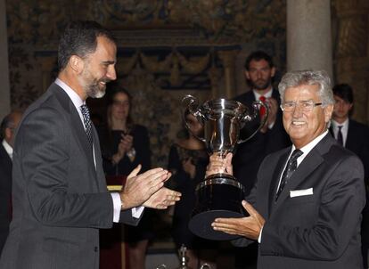 El príncipe Felipe entrega el premio a las Artes y las Ciencias aplicadas al Deporte al periodista radiofónico Pepe Domingo Castaño.